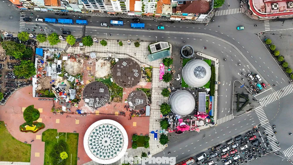 Sử dụng khuôn viên sân khấu Sen Hồng làm bãi giữ xe metro