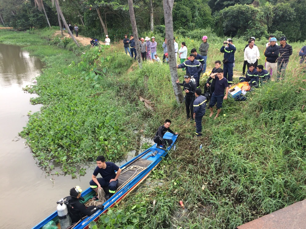VIDEO: Tìm thấy thi thể đôi nam nữ nhảy cầu Bình Nhâm, Bình Dương ảnh 1 VIDEO: Tìm thấy thi thể đôi nam nữ nhảy cầu Bình Nhâm, Bình Dương ảnh 1