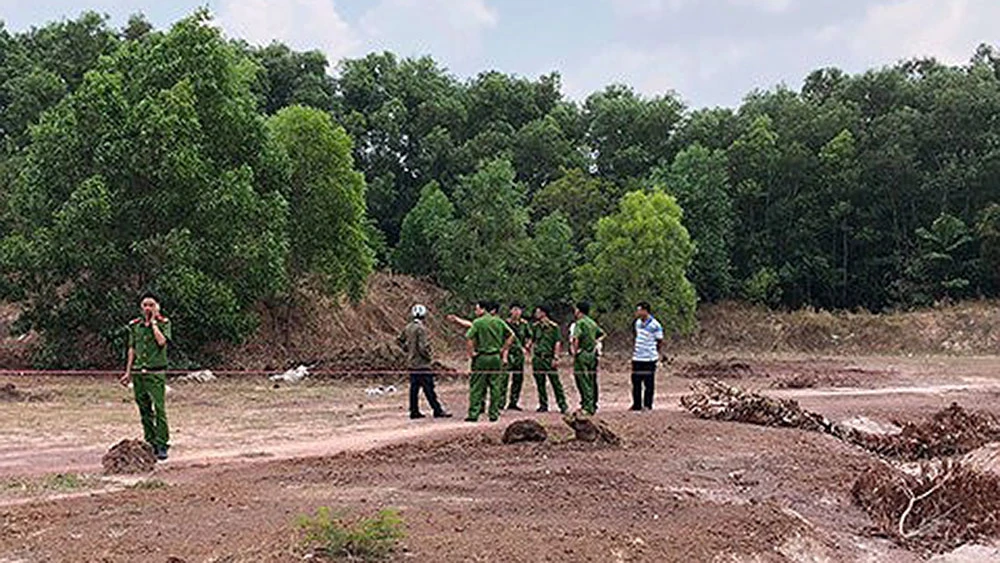 Cơ quan công an điều tra hiện trường vụ việc, nơi phát hiện thi thể nạn nhân bị đốt cháy đen