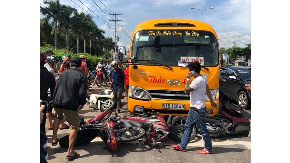 Hiện trường vụ "xe điên" tông hàng loạt xe máy