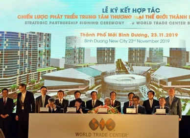 Các đại biểu chứng kiến lễ ký kết phát triển trung tâm thương mại thế giới TP Mới Bình Dương