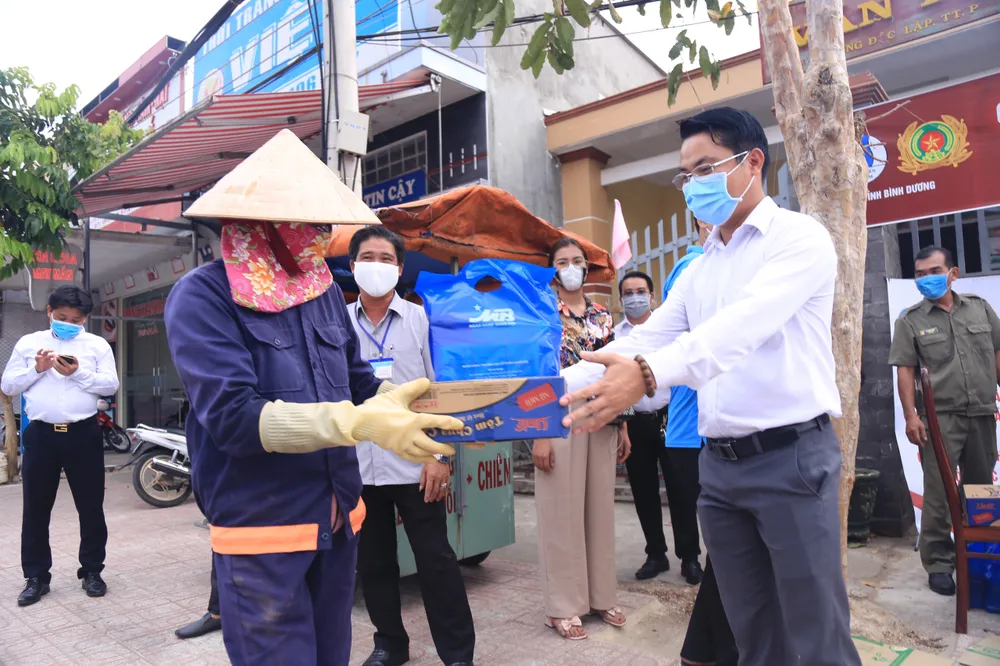 Doanh nhân trẻ tặng quà cho người khó khăn trong đợt dịch Covid-19