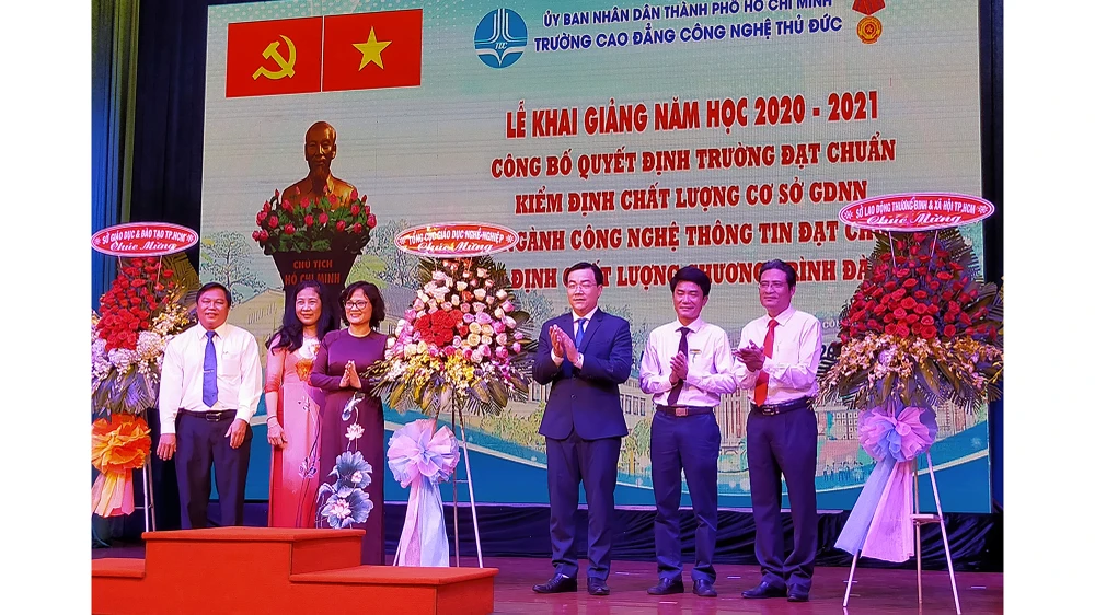 Lãnh đạo TDC nhận hoa chúc mừng từ các đơn vị