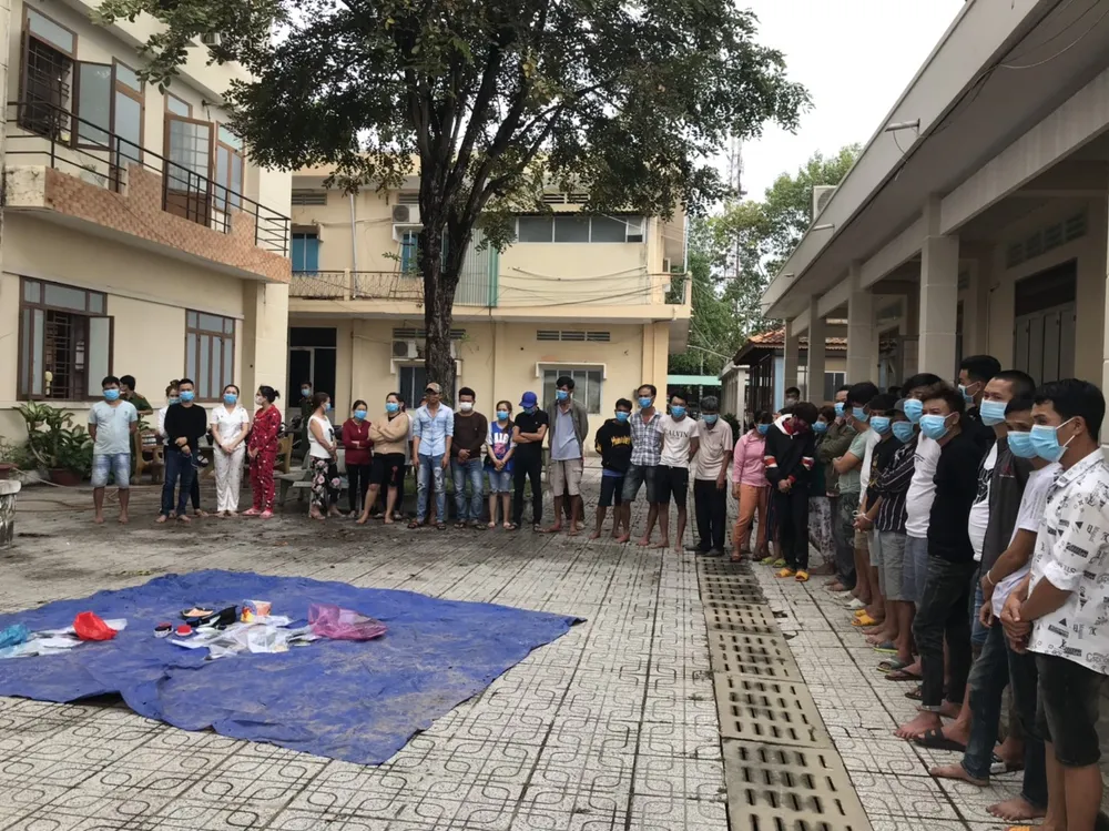 Nhóm đối tượng bị bắt cùng tang vật