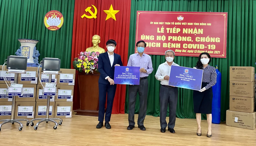 Bà Đặng Thị Kim Oanh (ngoài cùng bên phải), Chủ tịch Quỹ Từ thiện Kim Oanh tặng trang thiết bị y tế và gạo hỗ trợ tỉnh Đồng Nai phòng chống dịch