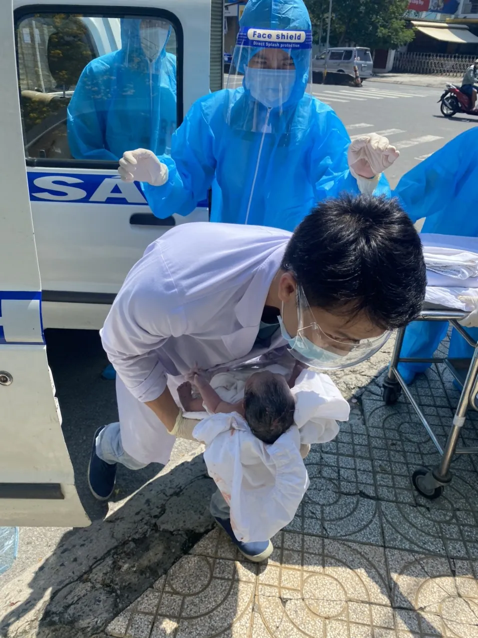 Quận 12, TPHCM: Hỗ trợ sản phụ sinh con ngay trên xe Cảnh sát ảnh 1  Quận 12, TPHCM: Hỗ trợ sản phụ sinh con ngay trên xe Cảnh sát ảnh 1