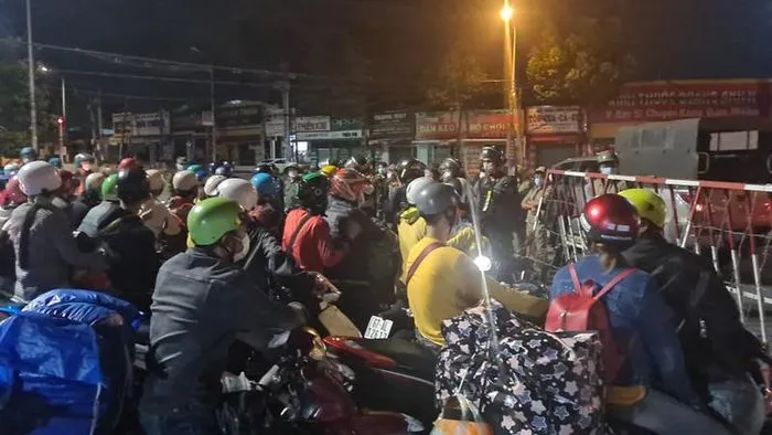 Bình Dương: Hàng trăm người dân đi xe máy về quê được vận động ở lại  ảnh 1 Bình Dương: Hàng trăm người dân đi xe máy về quê được vận động ở lại  ảnh 1