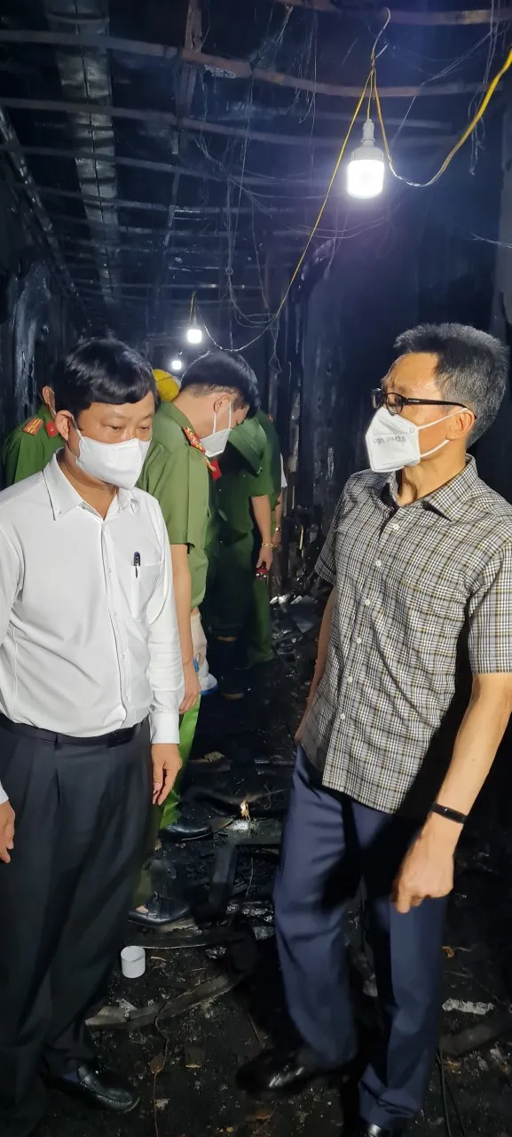 Phó Thủ tướng Vũ Đức Đam thăm hỏi nạn nhân trong vụ cháy quán karaoke ảnh 2 Phó Thủ tướng Vũ Đức Đam thăm hỏi nạn nhân trong vụ cháy quán karaoke ảnh 2