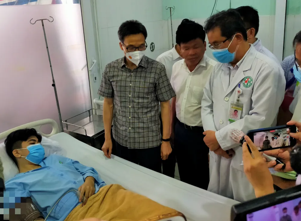 Phó Thủ tướng Vũ Đức Đam thăm hỏi nạn nhân trong vụ cháy quán karaoke ảnh 1 Phó Thủ tướng Vũ Đức Đam thăm hỏi nạn nhân trong vụ cháy quán karaoke ảnh 1