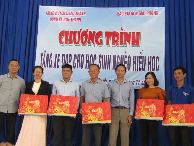 Đại diện Báo SGGP và các mạnh thường quân tặng lịch tết cho lãnh đạo UBND xã Hòa Thạnh, huyện Châu Thành Đại diện Báo SGGP và các mạnh thường quân tặng lịch tết cho lãnh đạo UBND xã Hòa Thạnh, huyện Châu Thành