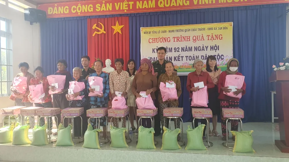 Cán bộ Đồn biên phòng Tống Lê Chân tặng quà cho người nghèo, đồng bào dân tộc thiểu số trên địa bàn đồn quản lý Cán bộ Đồn biên phòng Tống Lê Chân tặng quà cho người nghèo, đồng bào dân tộc thiểu số trên địa bàn đồn quản lý