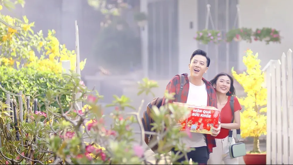 Người trẻ đang mang từng bó rau, thùng trà Dr Thanh về làm món quà sức khỏe tri ân cha mẹ ngày tết.