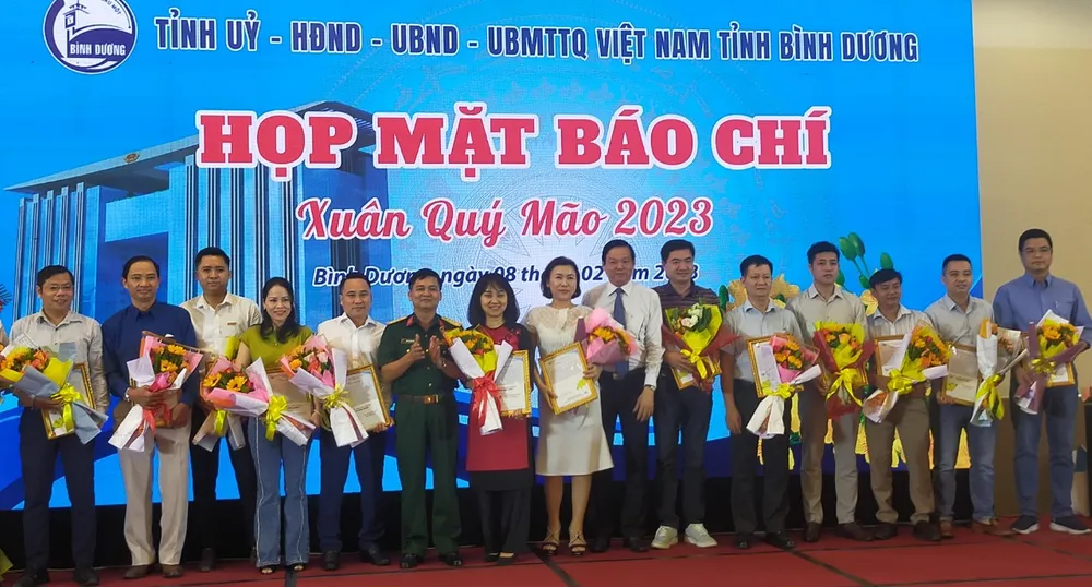 Lãnh đạo tỉnh Bình Dương trao thư cảm ơn tới đại diện các cơ quan báo chí