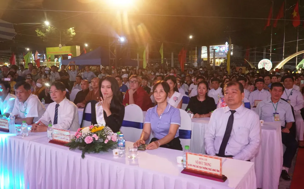 Đại diện lãnh đạo tỉnh Tây Ninh cùng đông đảo du khách tham dự lễ bế mạc Đại diện lãnh đạo tỉnh Tây Ninh cùng đông đảo du khách tham dự lễ bế mạc