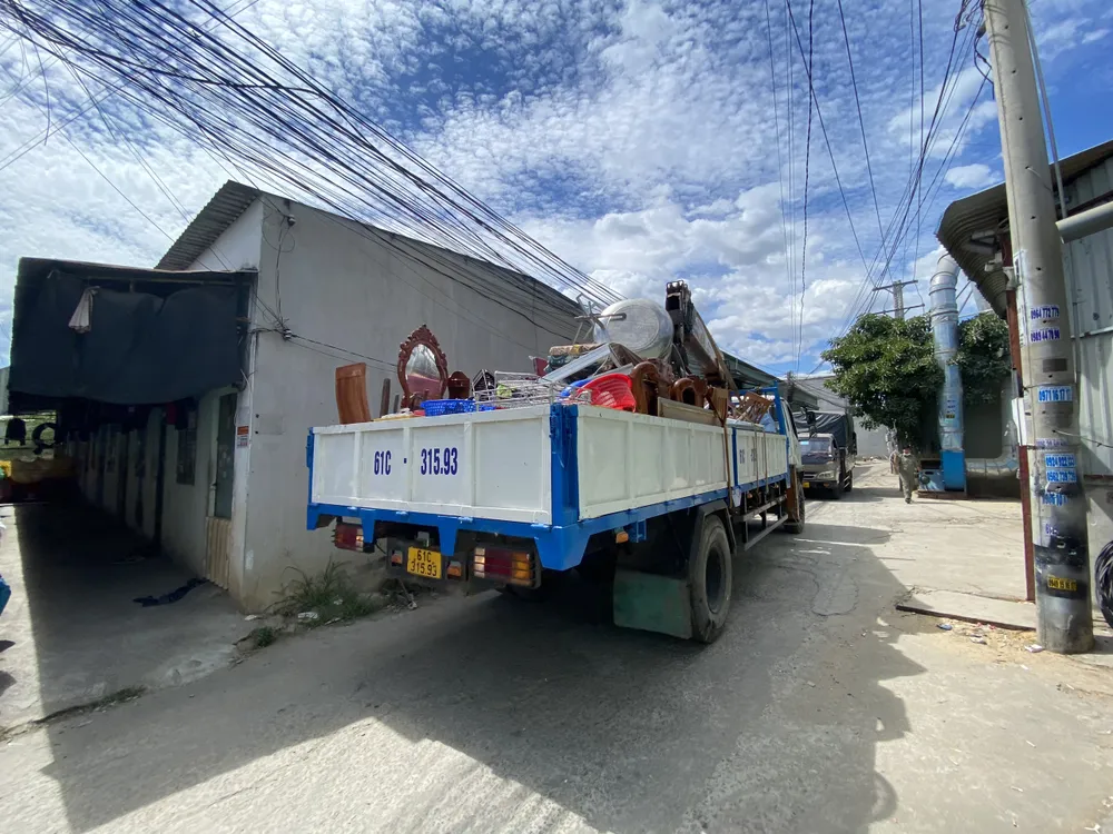 Di dời đồ đạc của các hộ dân sinh sống trong các căn nhà xây trái phép