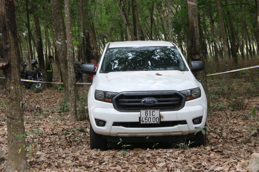 Chiếc xe nghi phạm dùng bỏ trốn, được phát hiện trong lô cao su