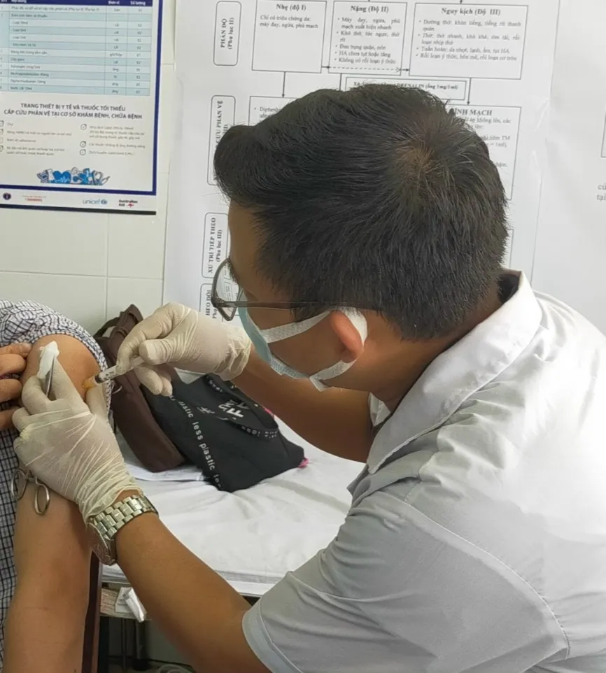Tiêm vaccine Covid-19 cho người dân trên địa bàn tỉnh Bình Dương Tiêm vaccine Covid-19 cho người dân trên địa bàn tỉnh Bình Dương