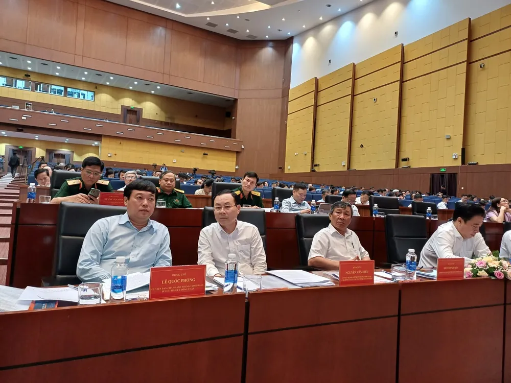 Phó Bí thư Thành ủy TPHCM Nguyễn Văn Hiếu (thứ 2 từ trái qua), cùng các đại biểu tham dự hội nghị