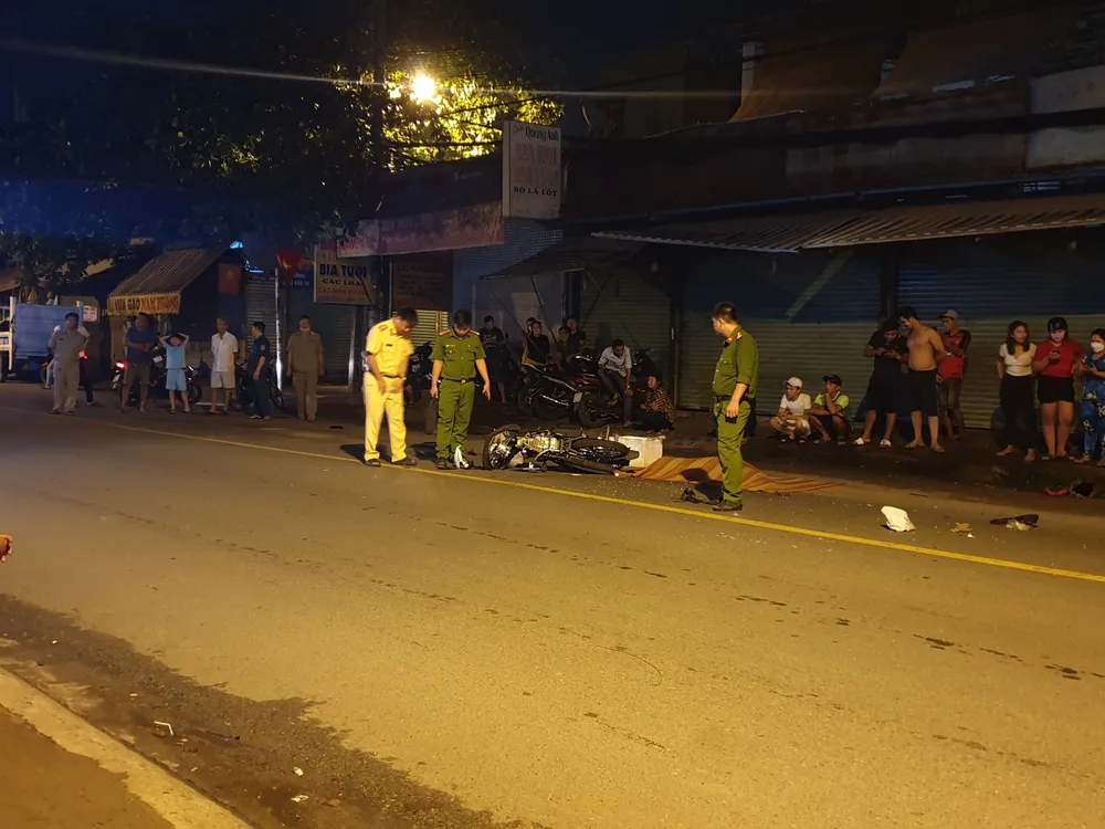 Lực lượng chức năng có mặt tại hiện trường điều tra vụ việc Lực lượng chức năng có mặt tại hiện trường điều tra vụ việc