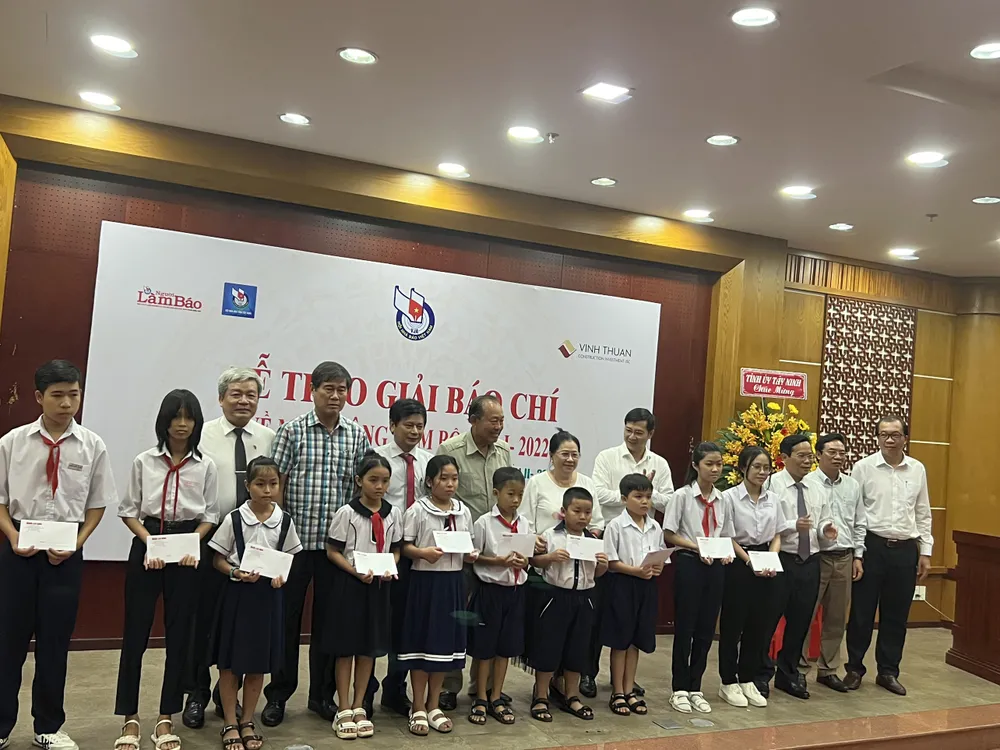 Nguyên Phó Thủ tướng Thường trực Trương Hòa Bình cùng lãnh đạo tỉnh Tây Ninh trao học bổng cho các em học sinh có hoàn cảnh khó khăn