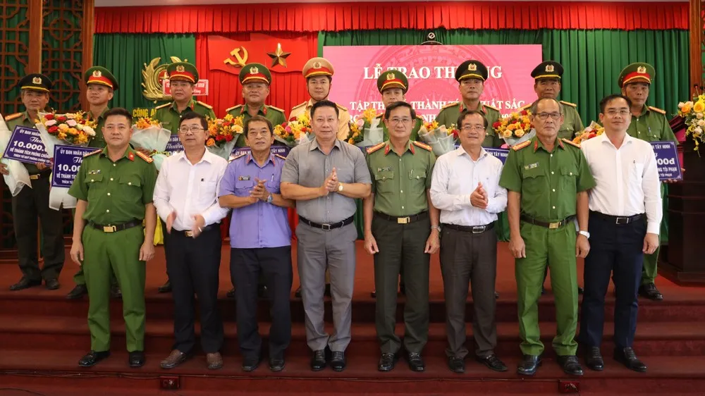 Chủ tịch UBND tỉnh Tây Ninh Nguyễn Thanh Ngọc biểu dương các lực lượng tại lễ trao thưởng