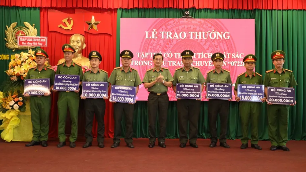 Đại tá Nguyễn Văn Trãi, Giám đốc Công an tỉnh Tây Ninh, trao thưởng cho các lực lượng tham gia phá án