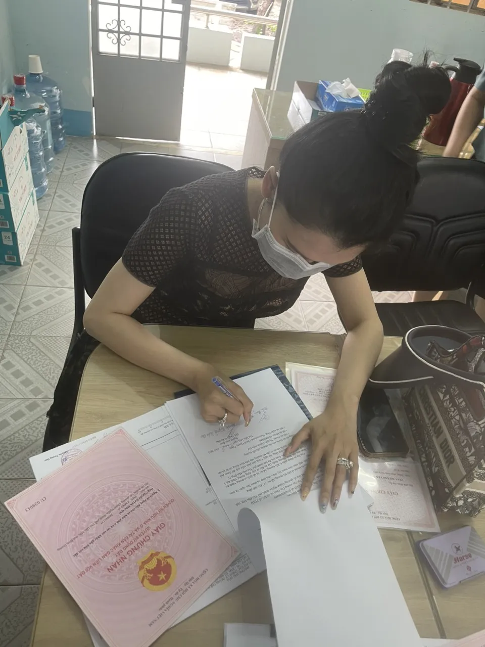 Người dân ký hồ sơ nhận tiền đền bù Dự án Vành đai 3 TPHCM Người dân ký hồ sơ nhận tiền đền bù Dự án Vành đai 3 TPHCM