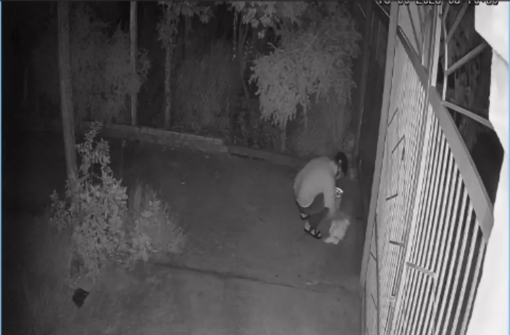 Camera ghi hình người đàn ông bỏ rơi bé trong con hẻm Camera ghi hình người đàn ông bỏ rơi bé trong con hẻm