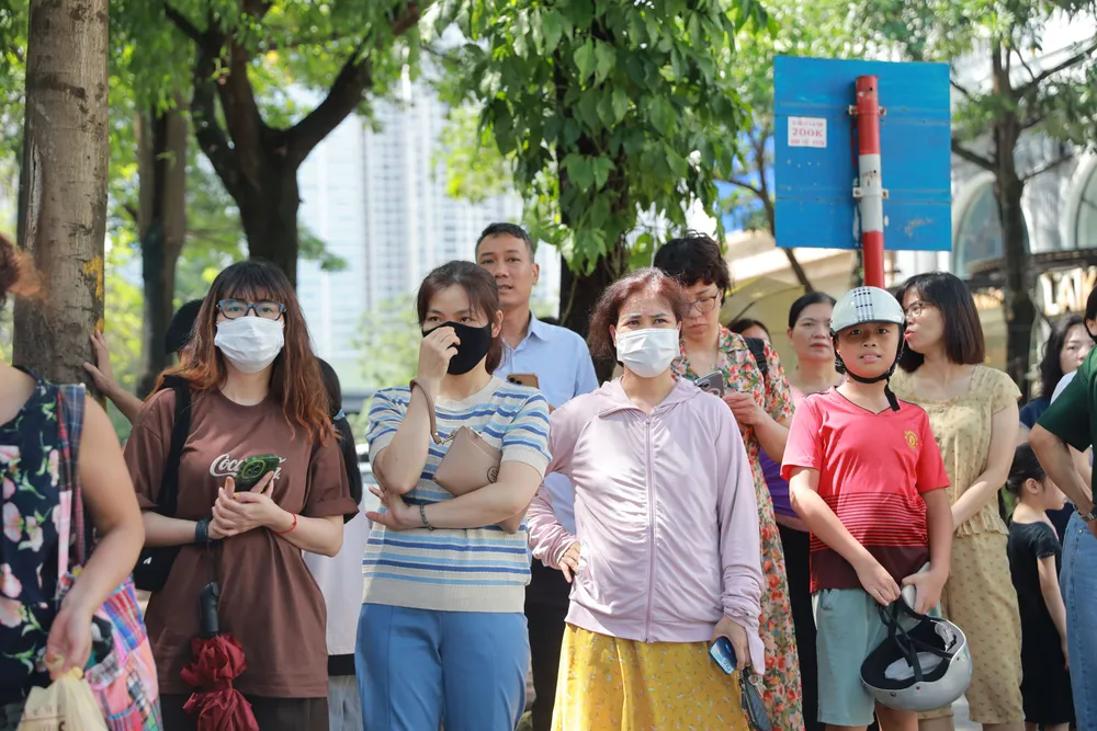 Các bậc phụ huynh, người thân căng thẳng đứng chờ các thí sinh trong buổi sáng thi môn văn Các bậc phụ huynh, người thân căng thẳng đứng chờ các thí sinh trong buổi sáng thi môn văn