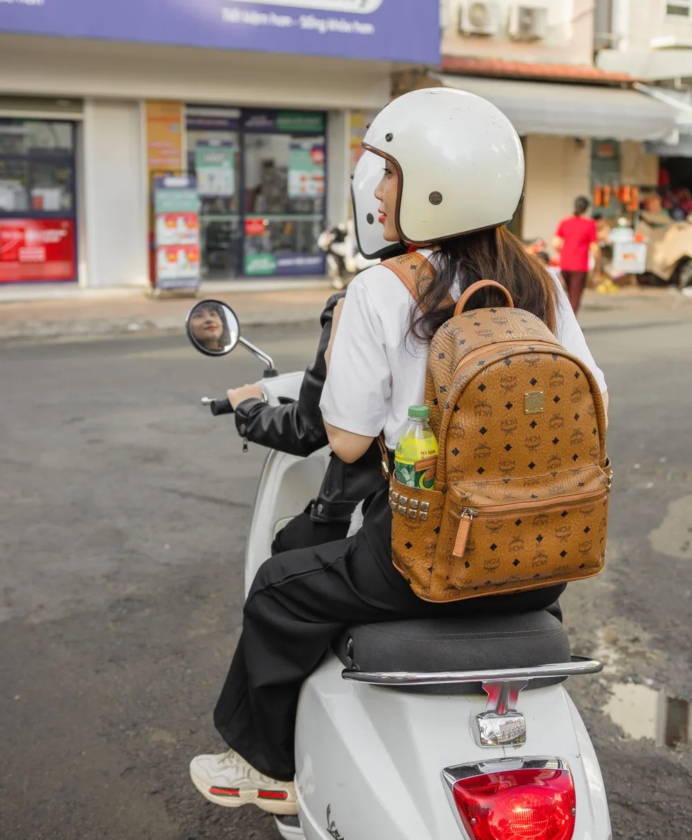 Nhiều thí sinh tự đến trường thi gần nhà với chai Trà xanh không độ mang theo để giải tỏa căng thẳng Nhiều thí sinh tự đến trường thi gần nhà với chai Trà xanh không độ mang theo để giải tỏa căng thẳng