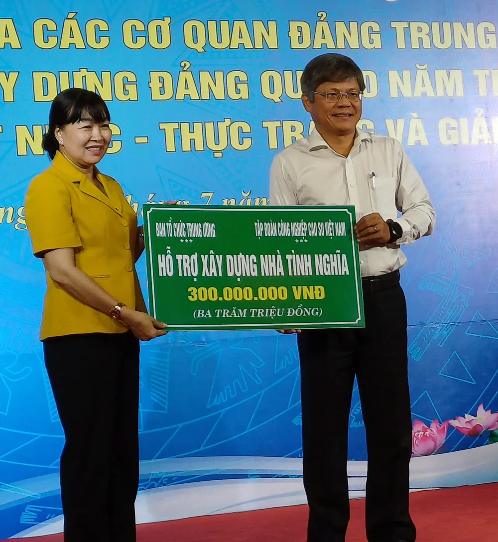 Lãnh đạo Tập đoàn Công nghiệp Cao su Việt Nam trao bảng tượng trưng kinh phí hỗ trợ xây dựng nhà tình nghĩa Lãnh đạo Tập đoàn Công nghiệp Cao su Việt Nam trao bảng tượng trưng kinh phí hỗ trợ xây dựng nhà tình nghĩa