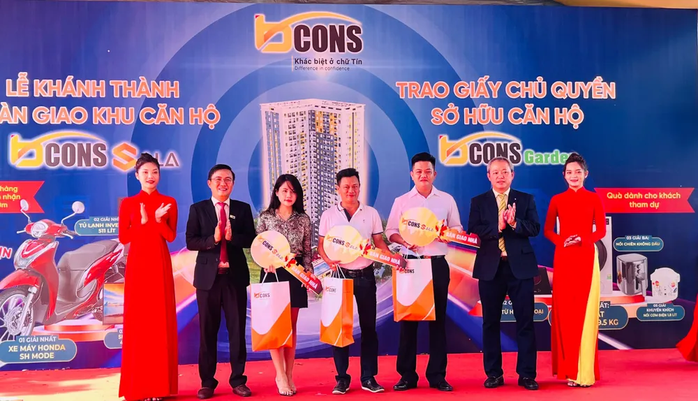 Lãnh đạo tập đoàn Bcons trao chìa khóa căn hộ cho cư dân Lãnh đạo tập đoàn Bcons trao chìa khóa căn hộ cho cư dân