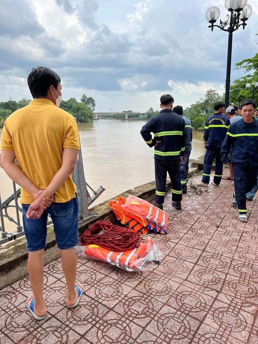 Lực lượng cứu hộ có mặt tại hiện trường