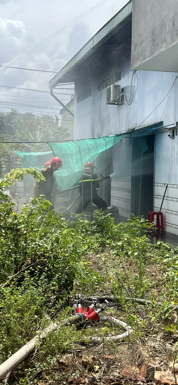 Lực lượng chức năng phun nước khống chế đám cháy Lực lượng chức năng phun nước khống chế đám cháy