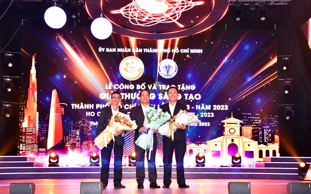 Nhóm tác giả của giải pháp:“Cửa thu – thoát nước ống cống ngăn nghẹt rác và mùi hôi” vinh dự nhận giải thưởng Sáng tạo do UBND TPHCM năm 2023