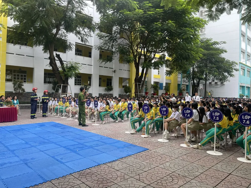 Các em học sinh nghe tuyên truyền pháp luật tại Trường Petrus Ký