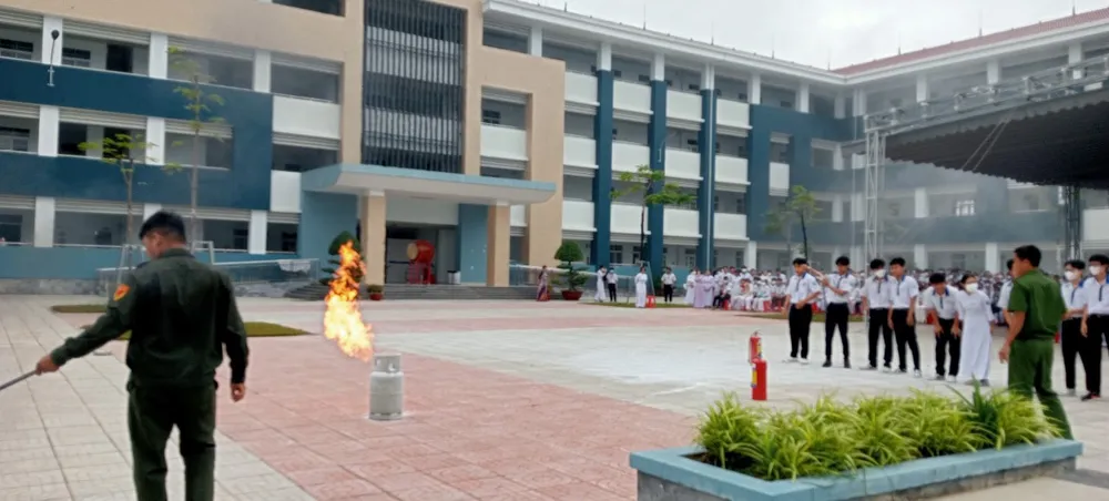 Học sinh được tập huấn PCCC tại Trường THPT Thái Hòa