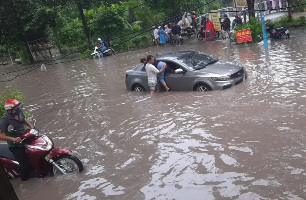 Một ô tô bị chết máy giữa đường