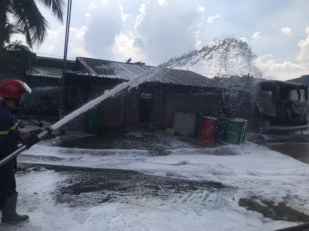 Lực lượng chức năng triển khai biện pháp cứu hoả, làm mát