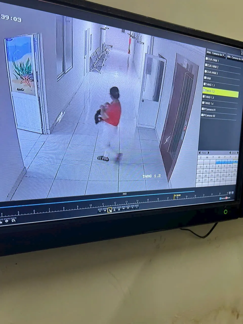 Camera bệnh viện ghi hình một người phụ nữ bế bé ra ngoài