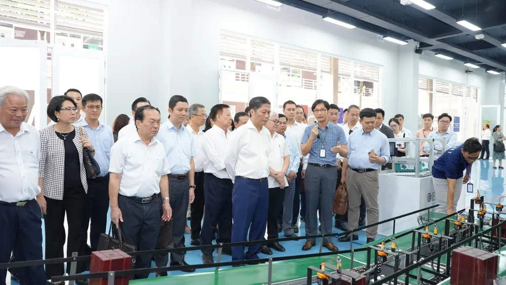 Đoàn công tác Ban Kinh tế Trung ương cùng lãnh đạo tỉnh Bình Dương tham quan Vườn ươm doanh nghiệp, Techlab, Trung tâm Đổi mới sáng tạo Việt Nam – Singapore Đoàn công tác Ban Kinh tế Trung ương cùng lãnh đạo tỉnh Bình Dương tham quan Vườn ươm doanh nghiệp, Techlab, Trung tâm Đổi mới sáng tạo Việt Nam – Singapore