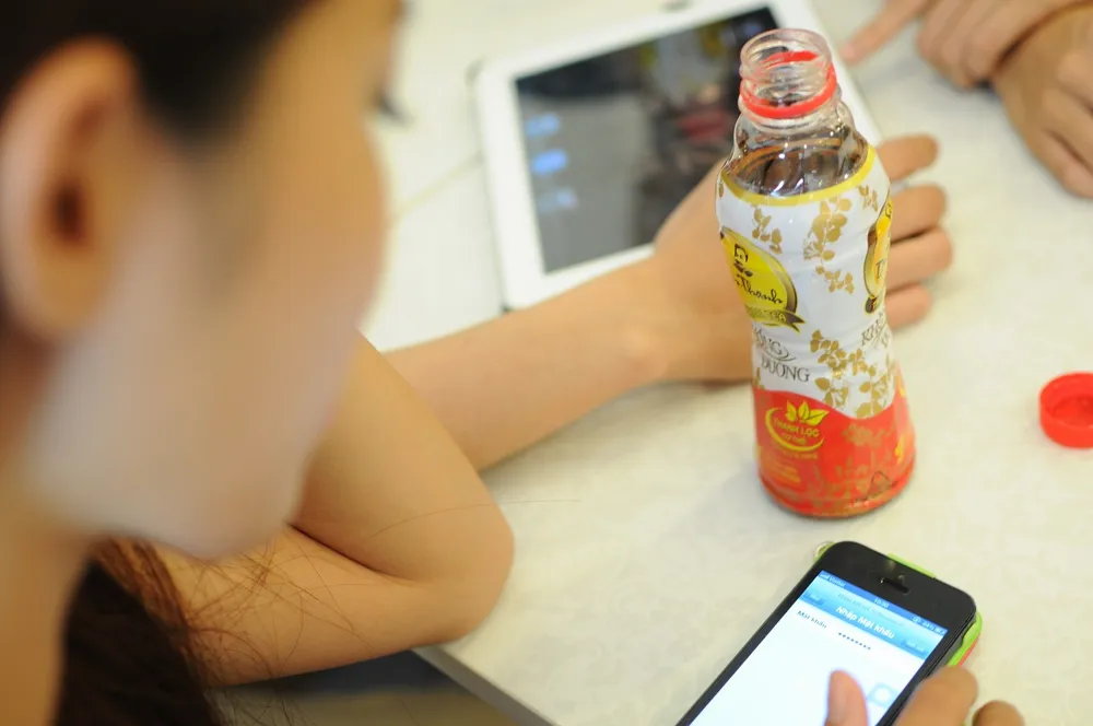 Vừa chuẩn bị sẵn mọi thiết bị công nghệ để săn sale, nhiều người trẻ vừa thanh lọc cơ thể khỏi cơn nóng trong người bằng Trà thanh nhiệt Dr Thanh