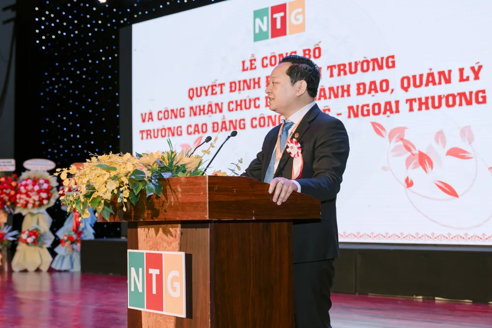 Ông Nguyễn Văn Tuấn, Chủ tịch Hội đồng quản trị phát biểu tại buổi lễ Ông Nguyễn Văn Tuấn, Chủ tịch Hội đồng quản trị phát biểu tại buổi lễ