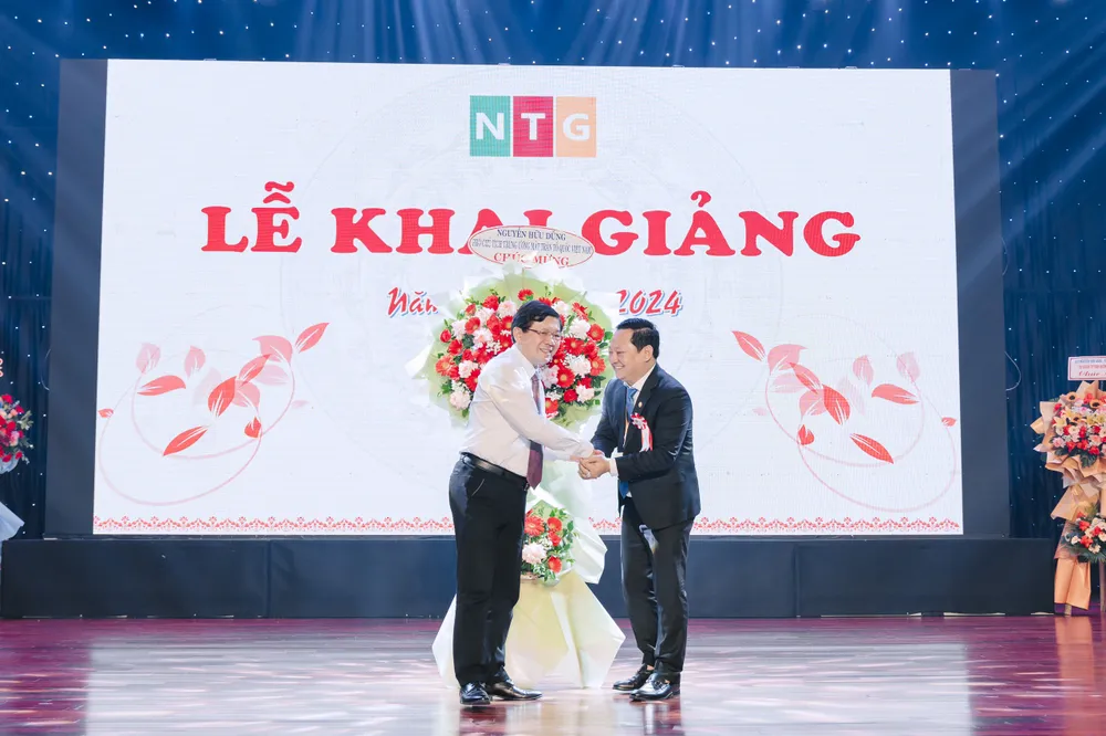 Lãnh đạo trường nhận hoa chúc mừng từ đại biểu Lãnh đạo trường nhận hoa chúc mừng từ đại biểu