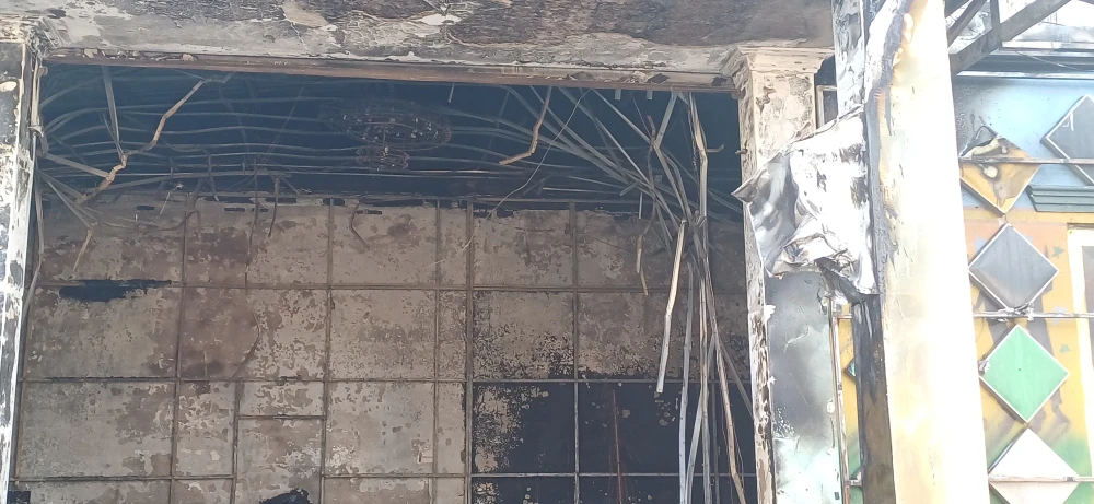 Dàn đèn trang trí khu lễ tân bị thiêu rụi 20231214-084143-7102.jpg