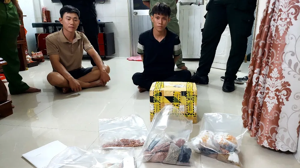 Hai trong số các đối tượng trong đường dây buôn bán ma tuý bị bắt giữ. Ảnh: CACC 3-18-7987.jpg
