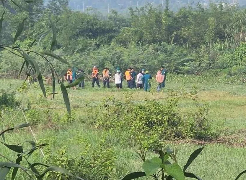 Lực lượng cứu hộ tìm kiếm nạn nhân 1000013985.jpg