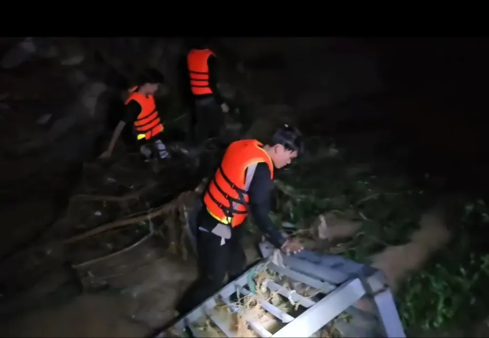8 giờ sáng 15-6, lực lượng cứu hộ đã tìm thấy nạn nhân 1000013986.jpg