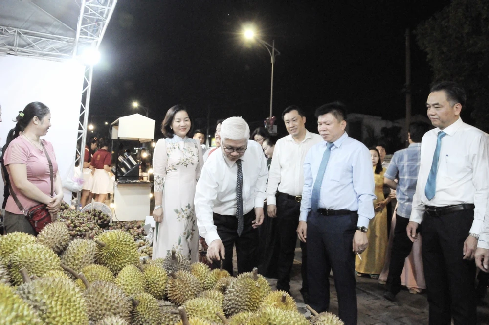 Lãnh đạo tỉnh Bình Dương và TP Thuận An tại đêm khai mạc