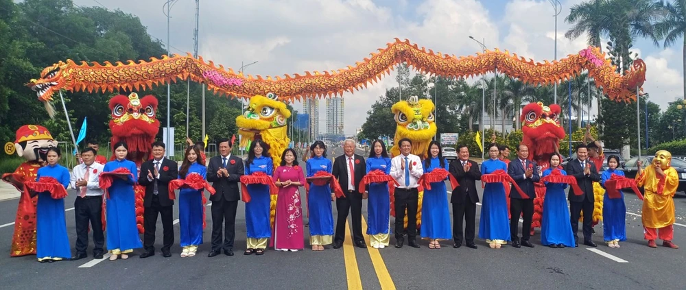 Lãnh đạo tỉnh Bình Dương và TP Dĩ An cắt băng khánh thành đường trục chính Đông - Tây